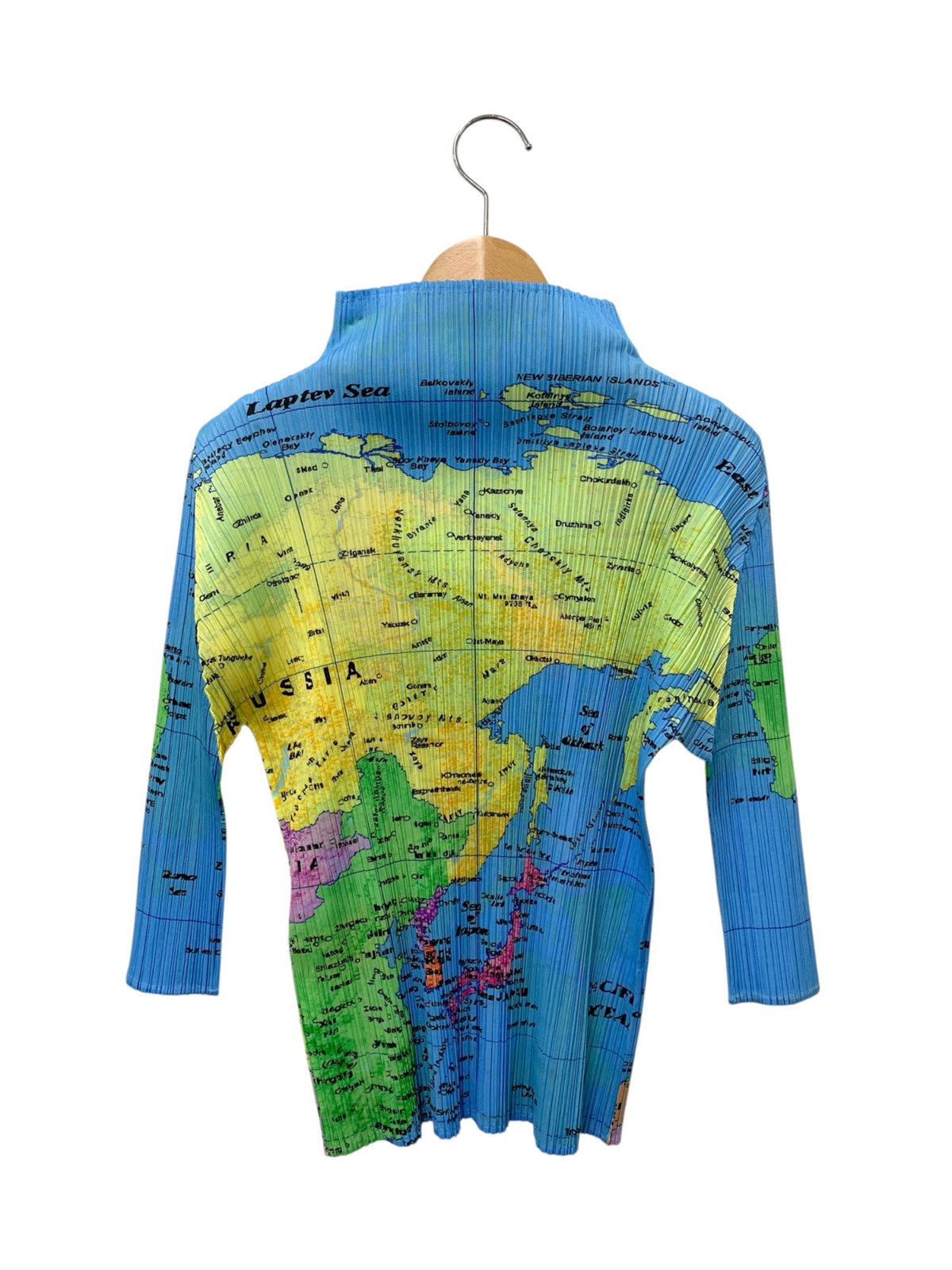 PLEATS PLEASE プリーツプリーズ イッセイミヤケ WORLD MAP PP81-JK593 世界地図柄 プリーツ ハイネック トップス ITOWW7EXKUYY