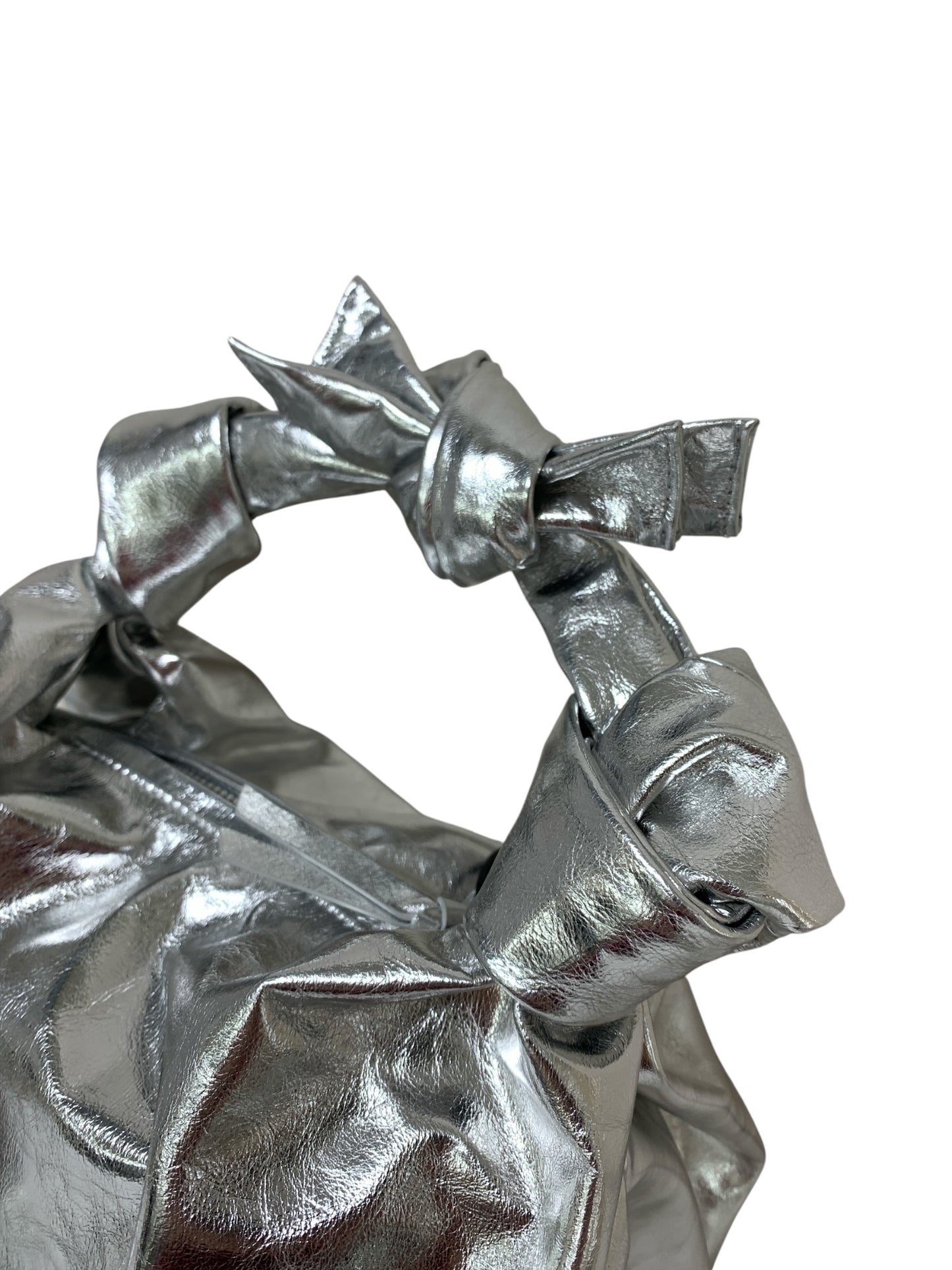 オーエムエムオー METALLIC KNOT LEATHER BAG 882621906101 ハンドバッグ シルバー ITTSSPUJUDAQ