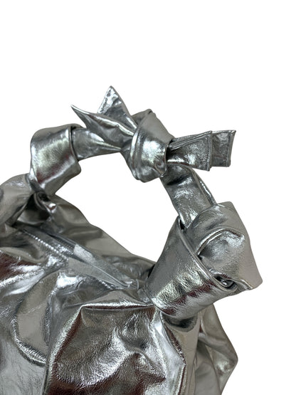 オーエムエムオー METALLIC KNOT LEATHER BAG 882621906101 ハンドバッグ シルバー ITTSSPUJUDAQ