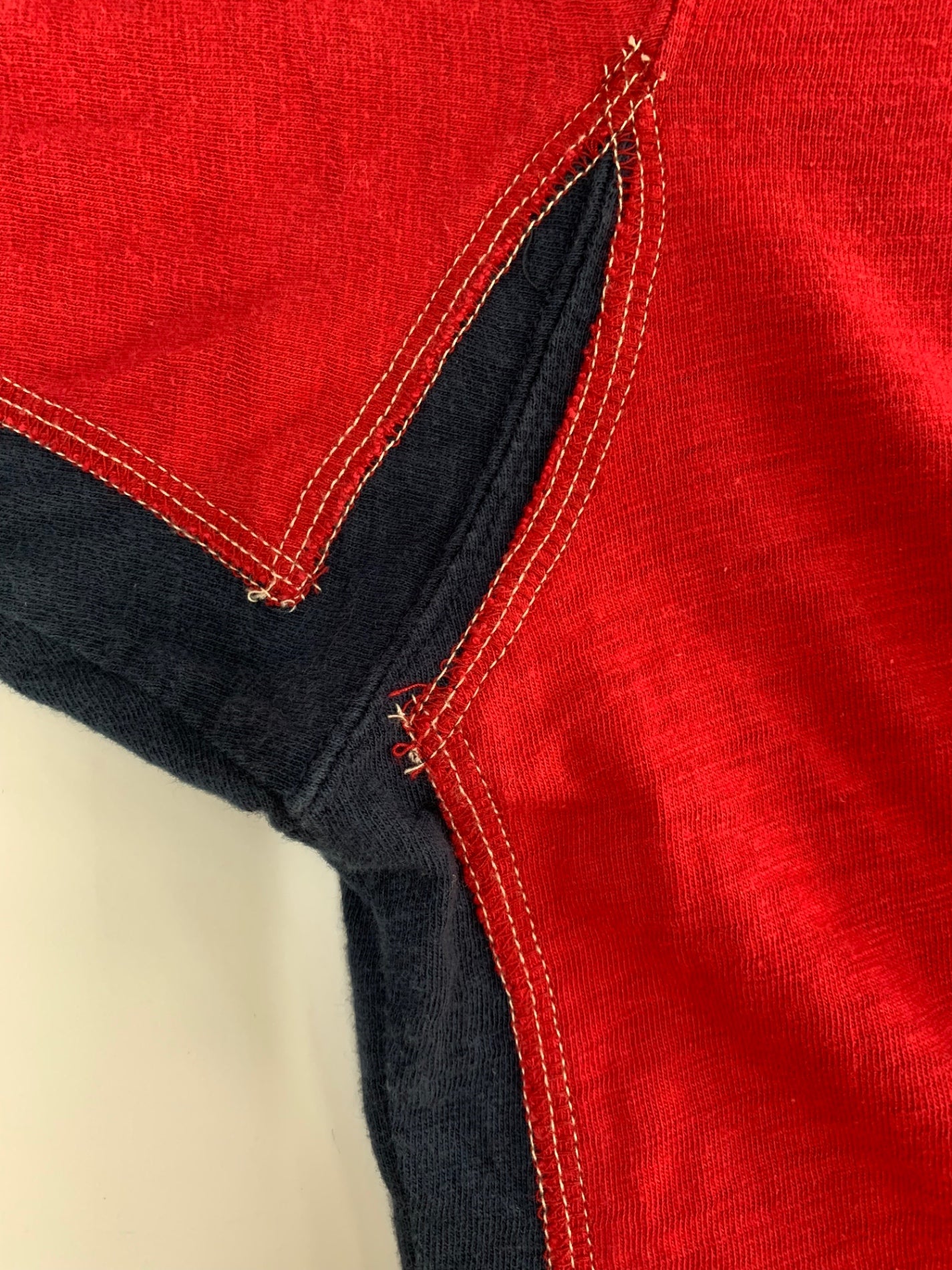 イッセイミヤケ ME63JK041 Tシャツ 2 レッド 切替 ポケット ITCOYCL7GQNM 【SALE】