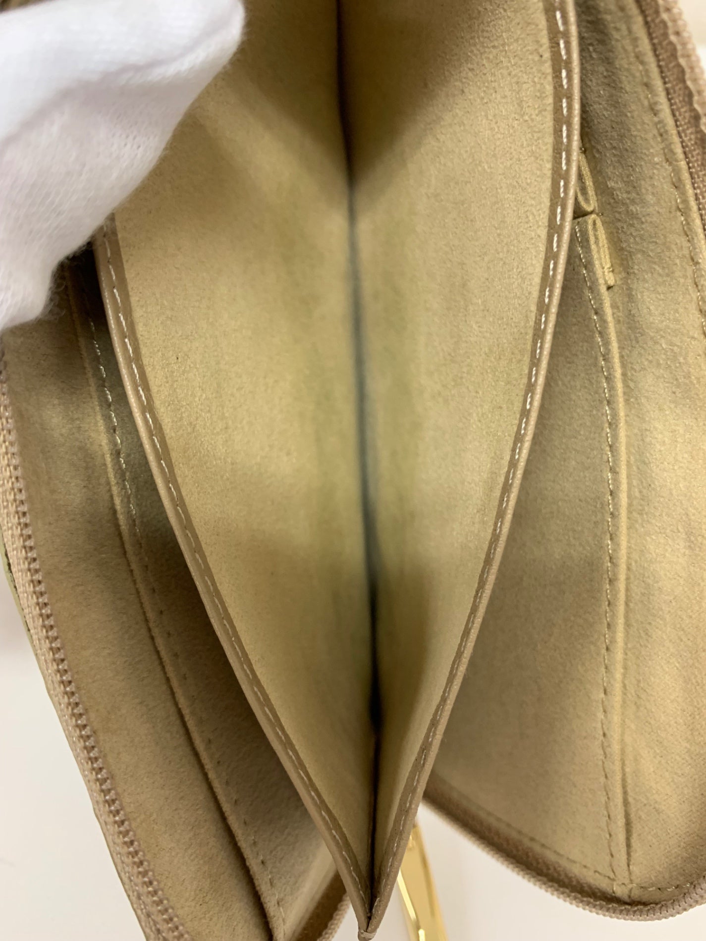 アタオ slimo ヴィトロ 財布 ベージュ 大聖堂のステンドグラスがイメージのレザー IT7QBJUTM4T8