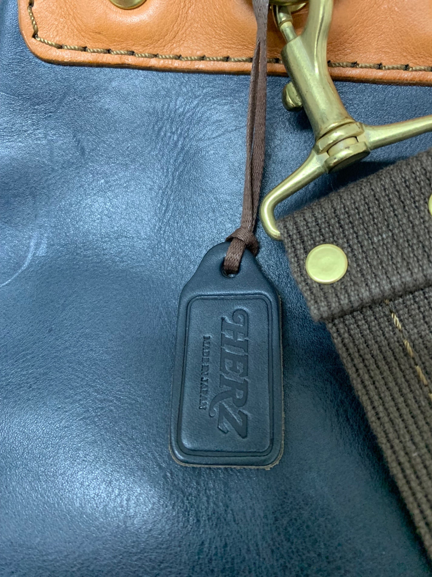 ヘルツ トリプルファスナーボディバッグ ネイビー ワンショルダー スターレ ソフトレザー ITXIVR9CDJ4A