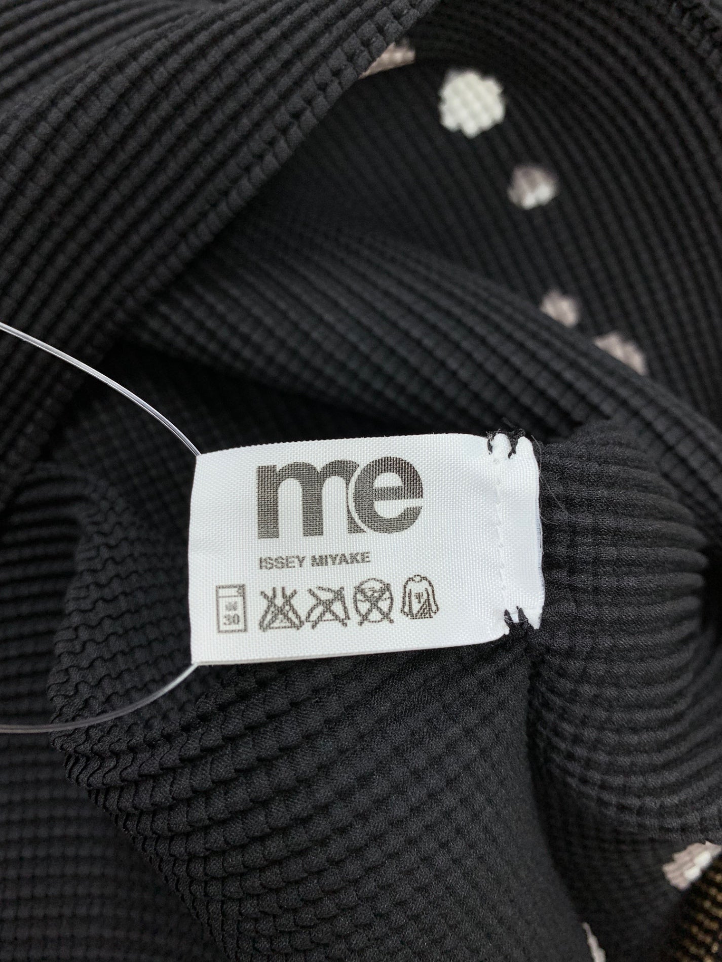 ミーイッセイミヤケ MI22FK613 プルオーバー ブラック ボトルネック ワッフルプリーツ ドット ITL7NVW1LV48