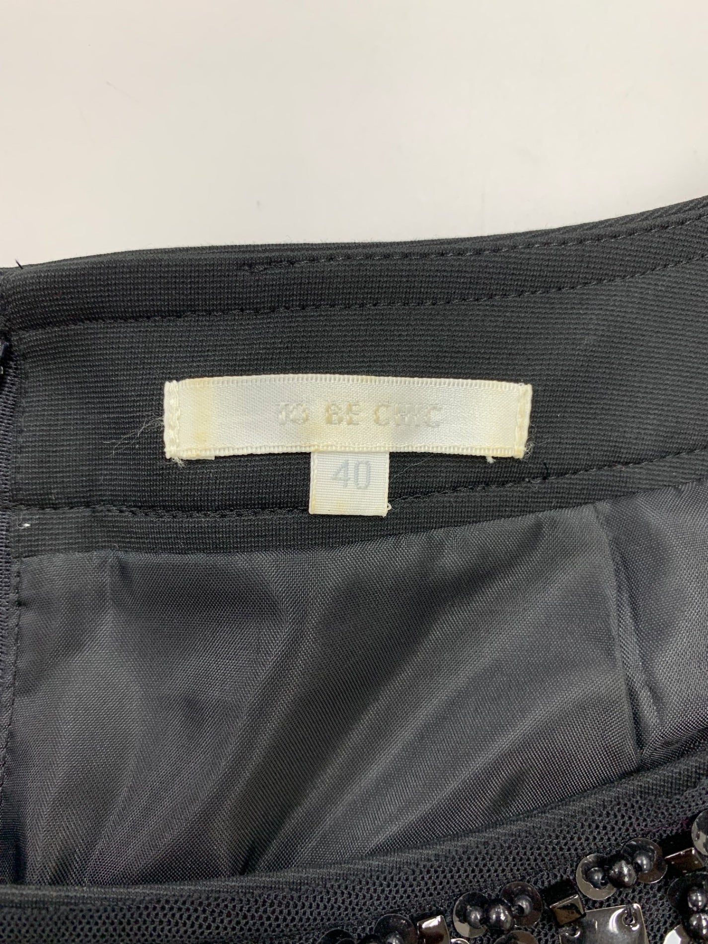 トゥービーシック W5J12-360-09 ワンピース 40 ブラック ビジュー ブローチ付 IT3VPFT2G8HS 【SALE】