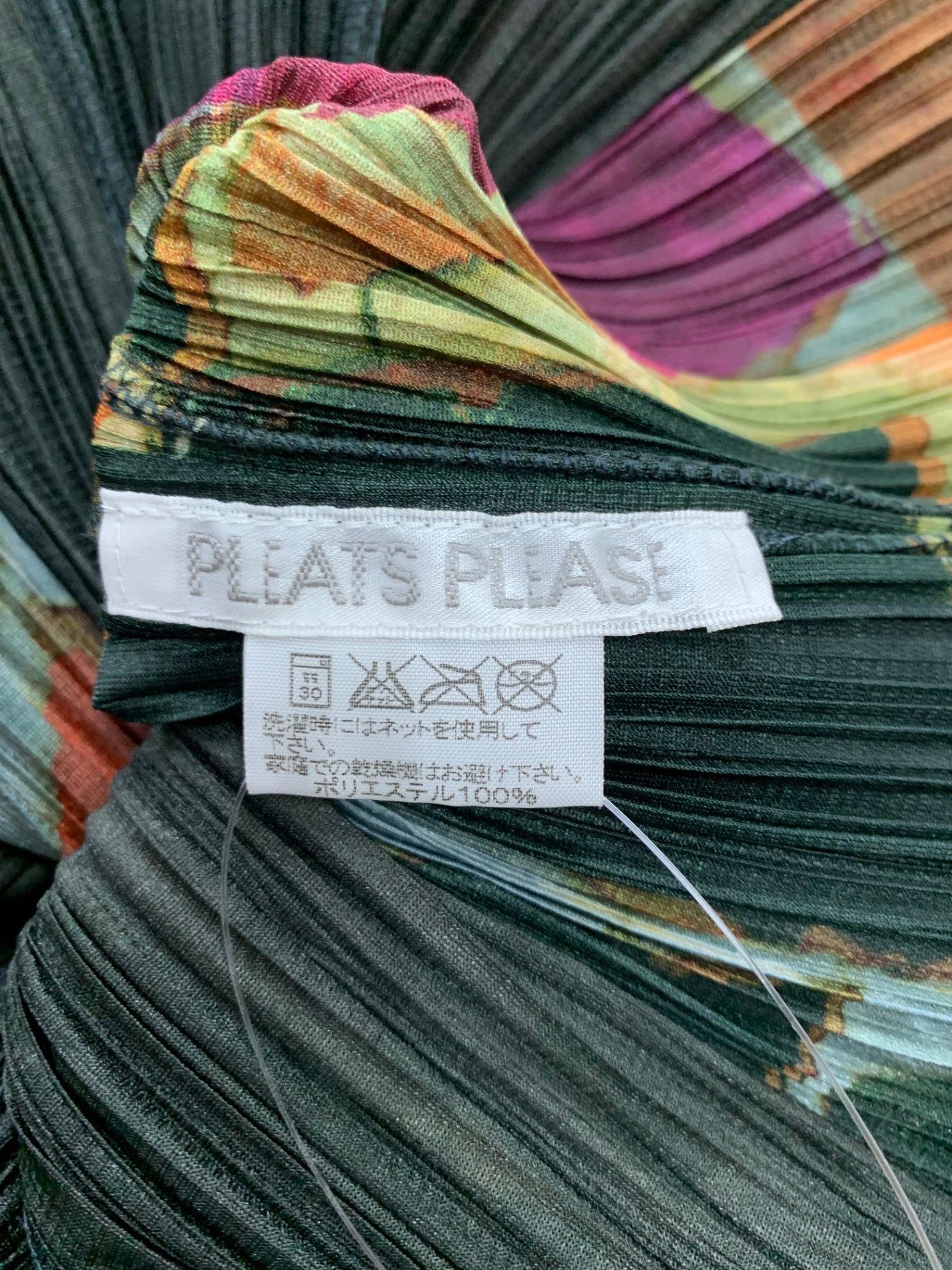 プリーツプリーズイッセイミヤケ PP33-JK734 プルオーバー 3 マルチカラー ガラパゴス諸島 宝石 幾何学模様プリント 変形 ITYGWC2UBZB0