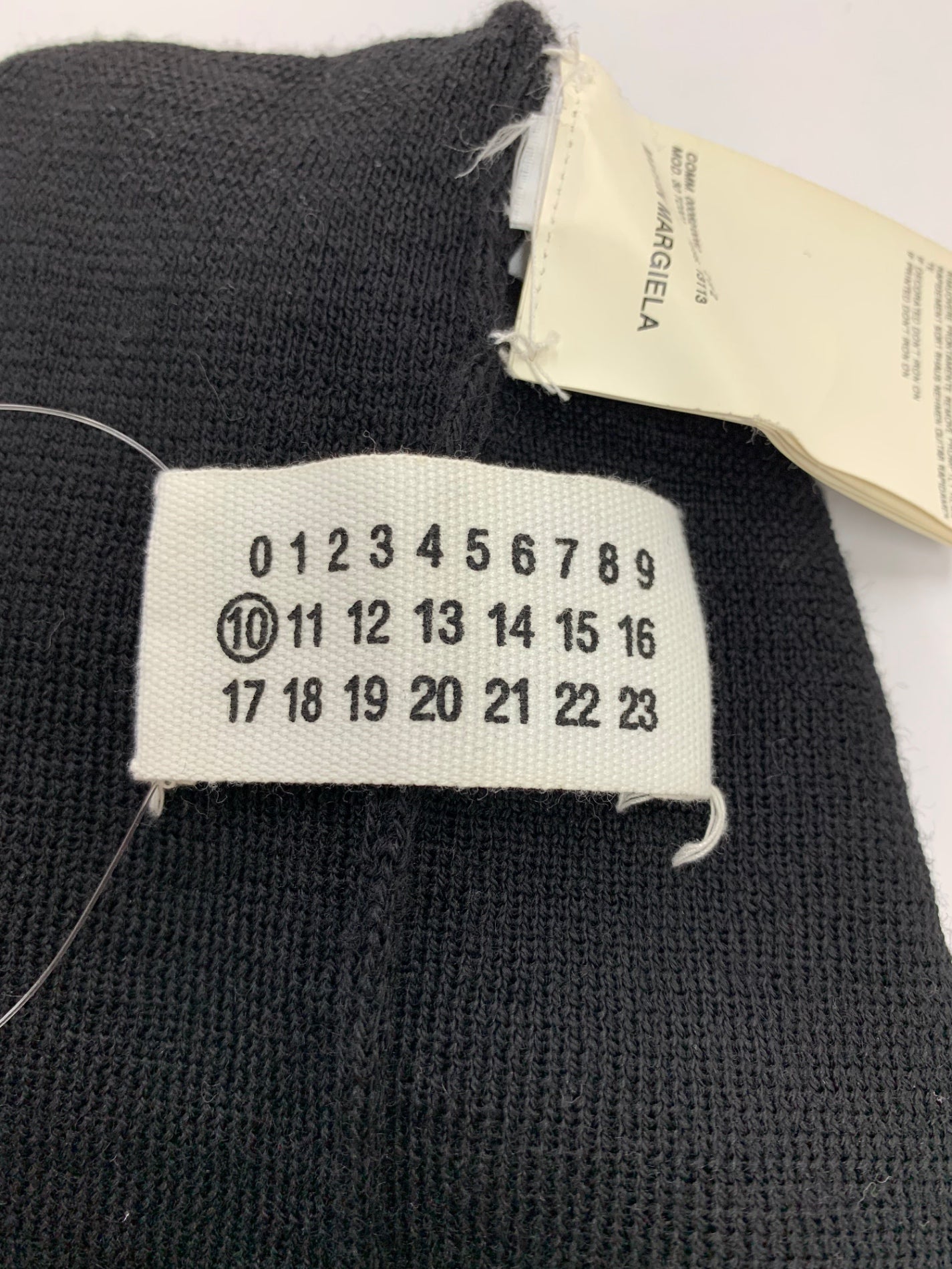 マルタンマルジェラ MOD.30 ニット帽子 ブラック ジップ付き ITEJ5JD21MV4