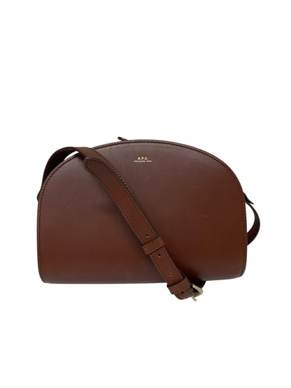 アーペーセー ショルダーバッグ ブラウン DEMI LUNE ハーフムーン レザー ITP8ZK5OVOI8 【SALE】