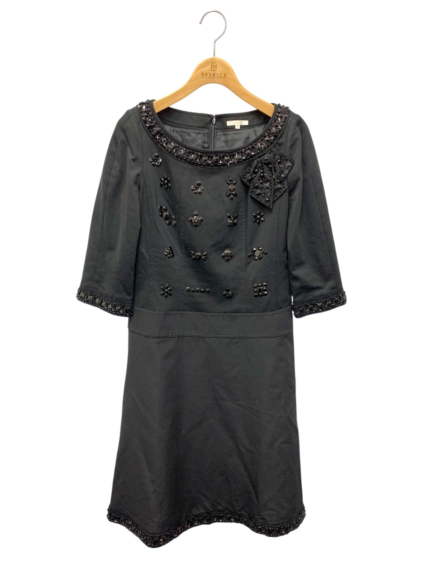 トゥービーシック W5J12-360-09 ワンピース 40 ブラック ビジュー ブローチ付 IT3VPFT2G8HS 【SALE】