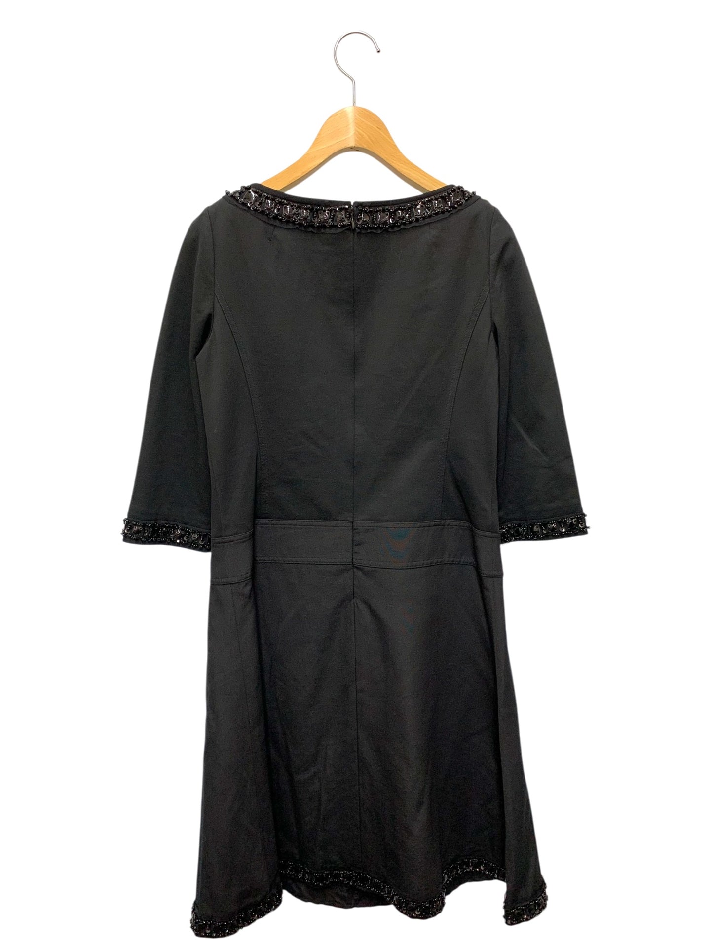 トゥービーシック W5J12-360-09 ワンピース 40 ブラック ビジュー ブローチ付 IT3VPFT2G8HS 【SALE】