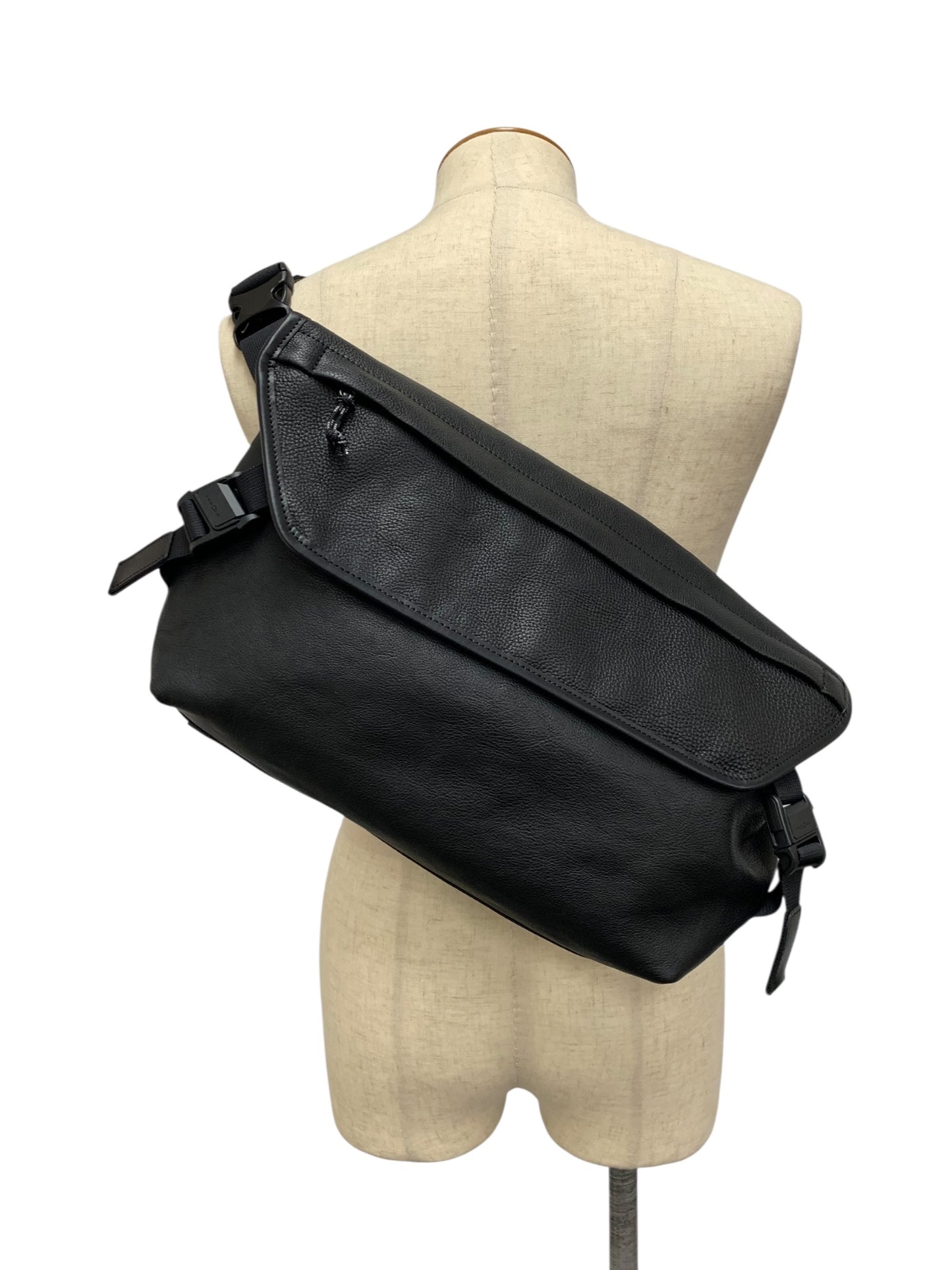 土屋鞄製造所 ザ・シーンズ メッセンジャーバッグ ブラック 牛革 ポリエステル 異素材 トルナット®ファイングレインレザー フィドロック ITMJX7ZFG4LS
