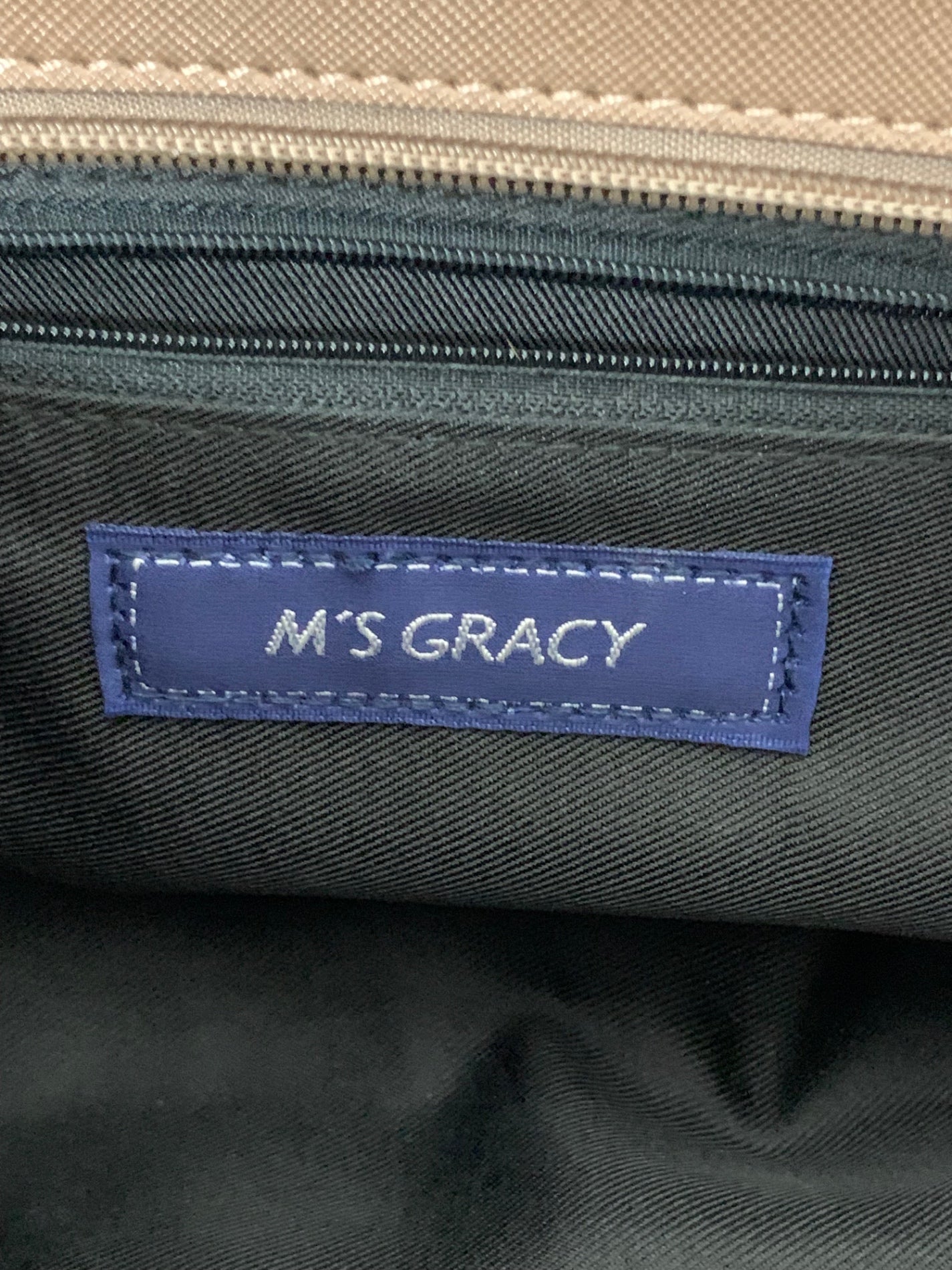 エムズグレイシー 994505 ハンドバッグ ブラウン 人形チャーム付き IT3I29NQMCP0