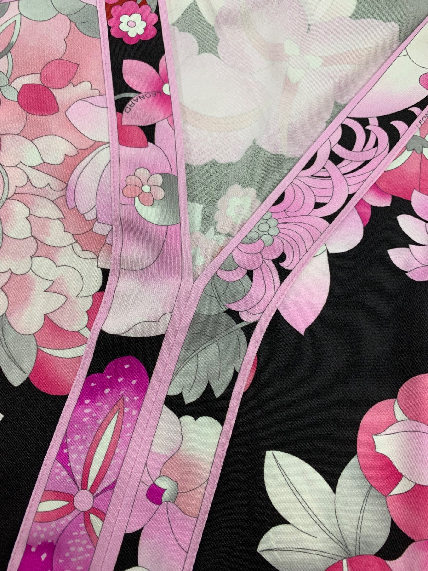 レオナールパリ 0480909 ワンピース 42 ブラック フラワーモチーフ Vネック ITP66BDUDRBT