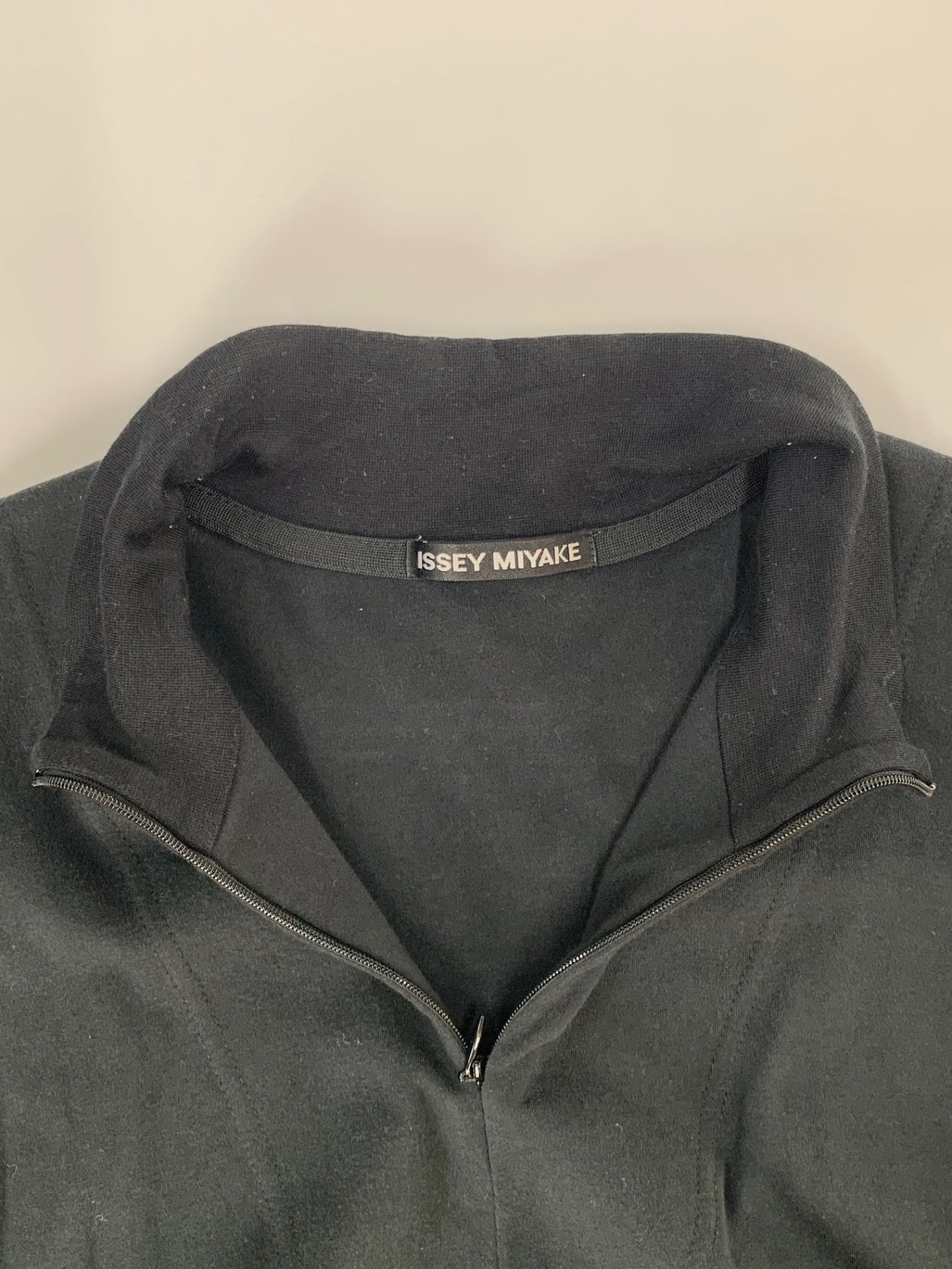 イッセイミヤケ ME71JK411 Tシャツ 2 ブラック ハーフジップ IT4066ZWFYXW