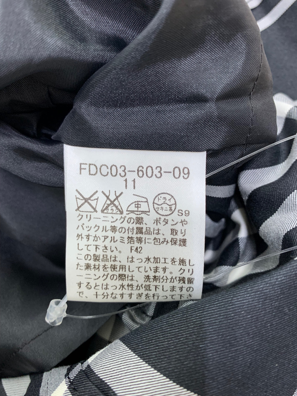 バーバリーロンドン ノバチェック FDC03-603-09 スプリングコート ブラック ダブル シルク混 IT815TQB8ZWN