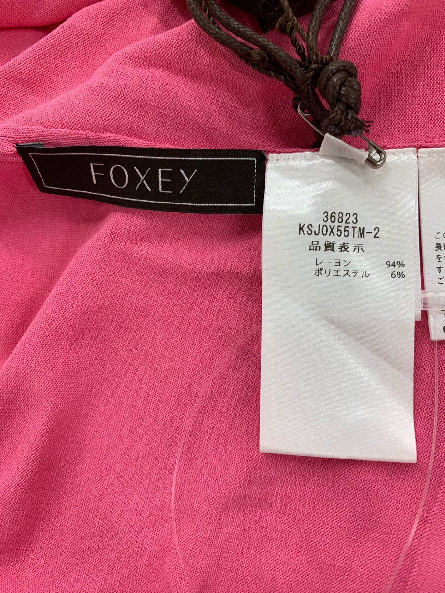美品FOXEY NEW YORKロゴプレート付きカーディガン ピンク38サイズ | フリマアプリ ラクマ