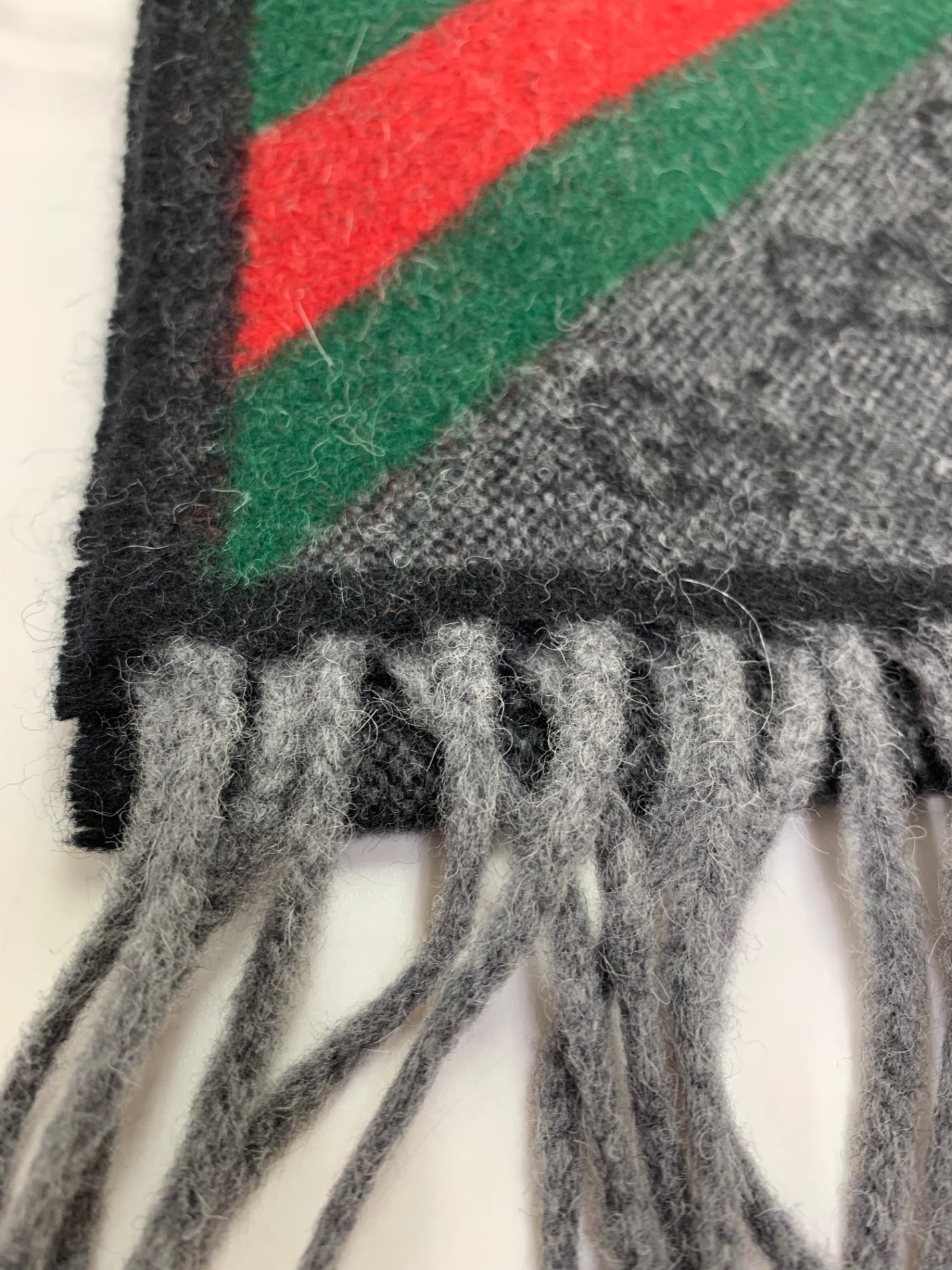 グッチ 570603 3GB18 1466 GGロゴ シェリーライン フリンジマフラー ブラック/グレー アルパカ混 37cmx190cm ITQBBMC95D21