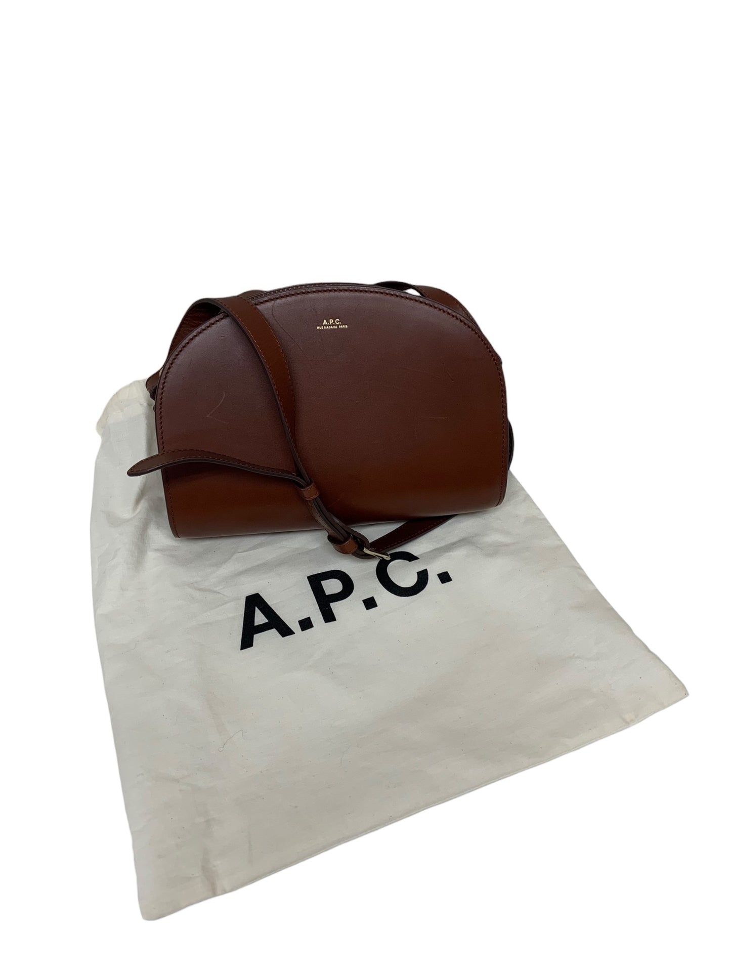 アーペーセー ショルダーバッグ ブラウン DEMI LUNE ハーフムーン レザー ITP8ZK5OVOI8 【SALE】