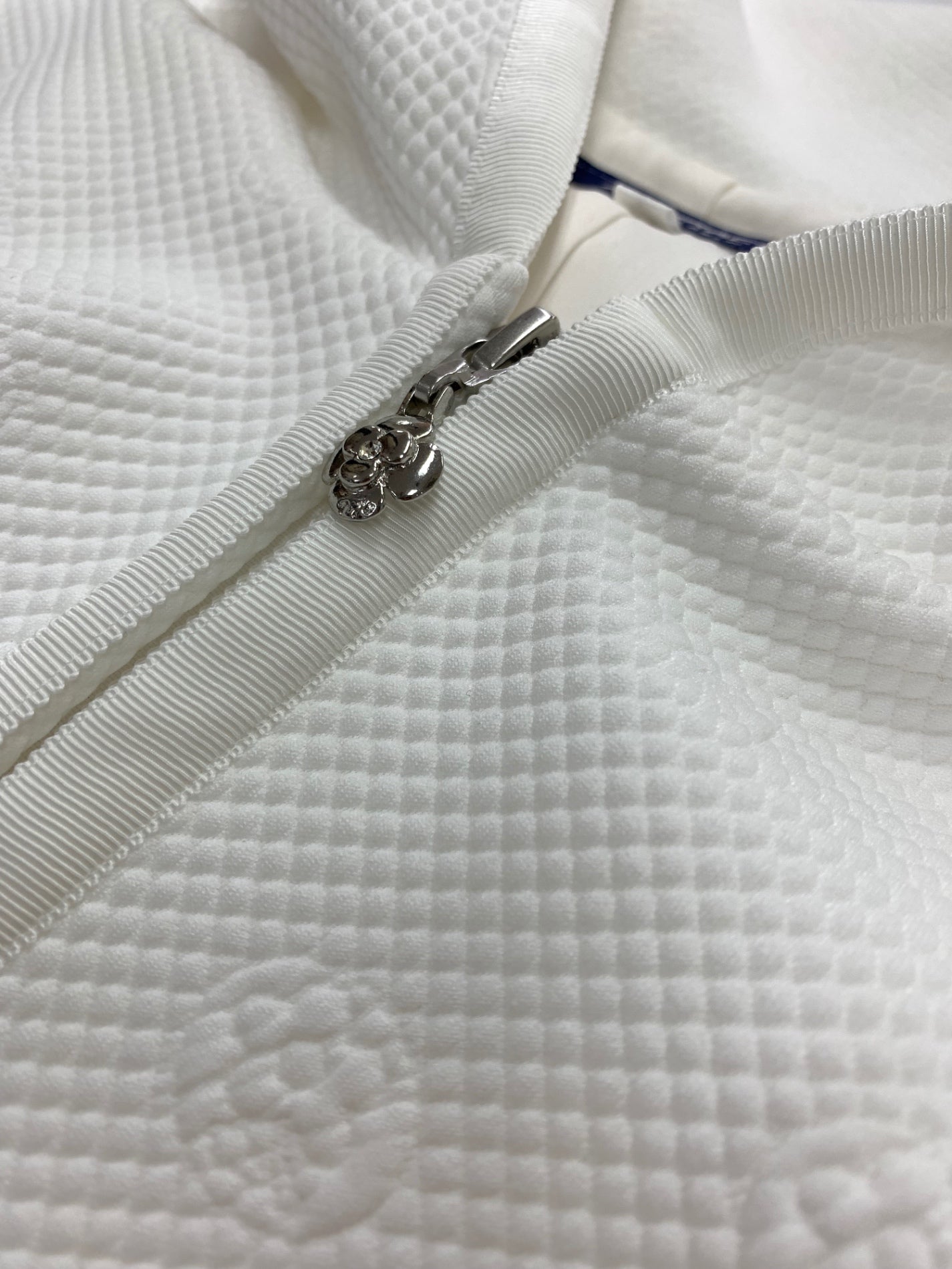 エムズグレイシー 214109 パーカー 36 ホワイト エンボス加工 花 IT2JDCIZ0HWY