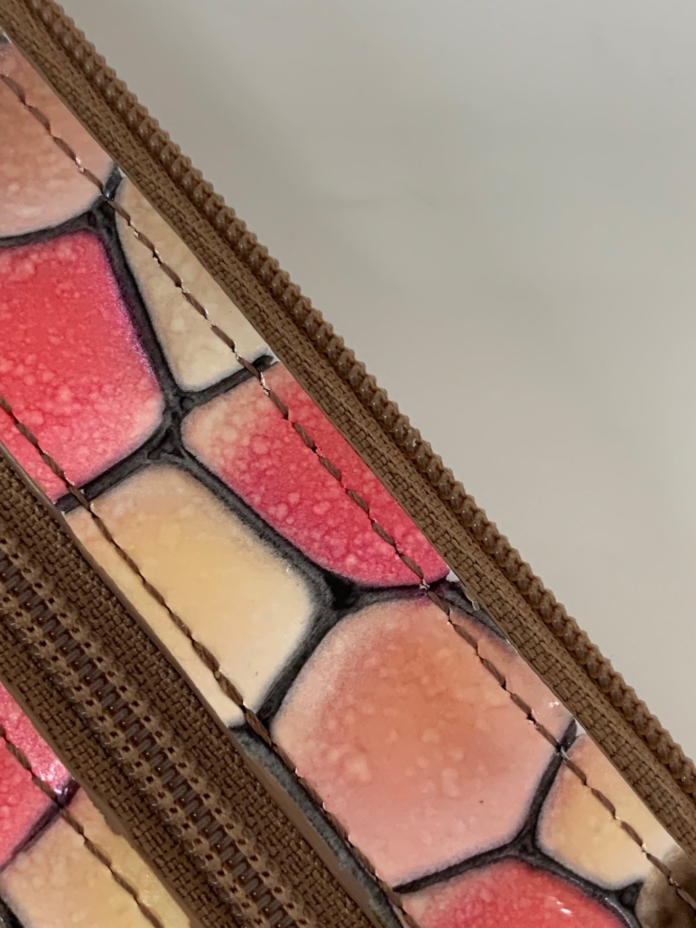 アタオ slimo ヴィトロ 財布 ピンク 大聖堂のステンドグラスがイメージのレザー IT7KSKJD7M4N