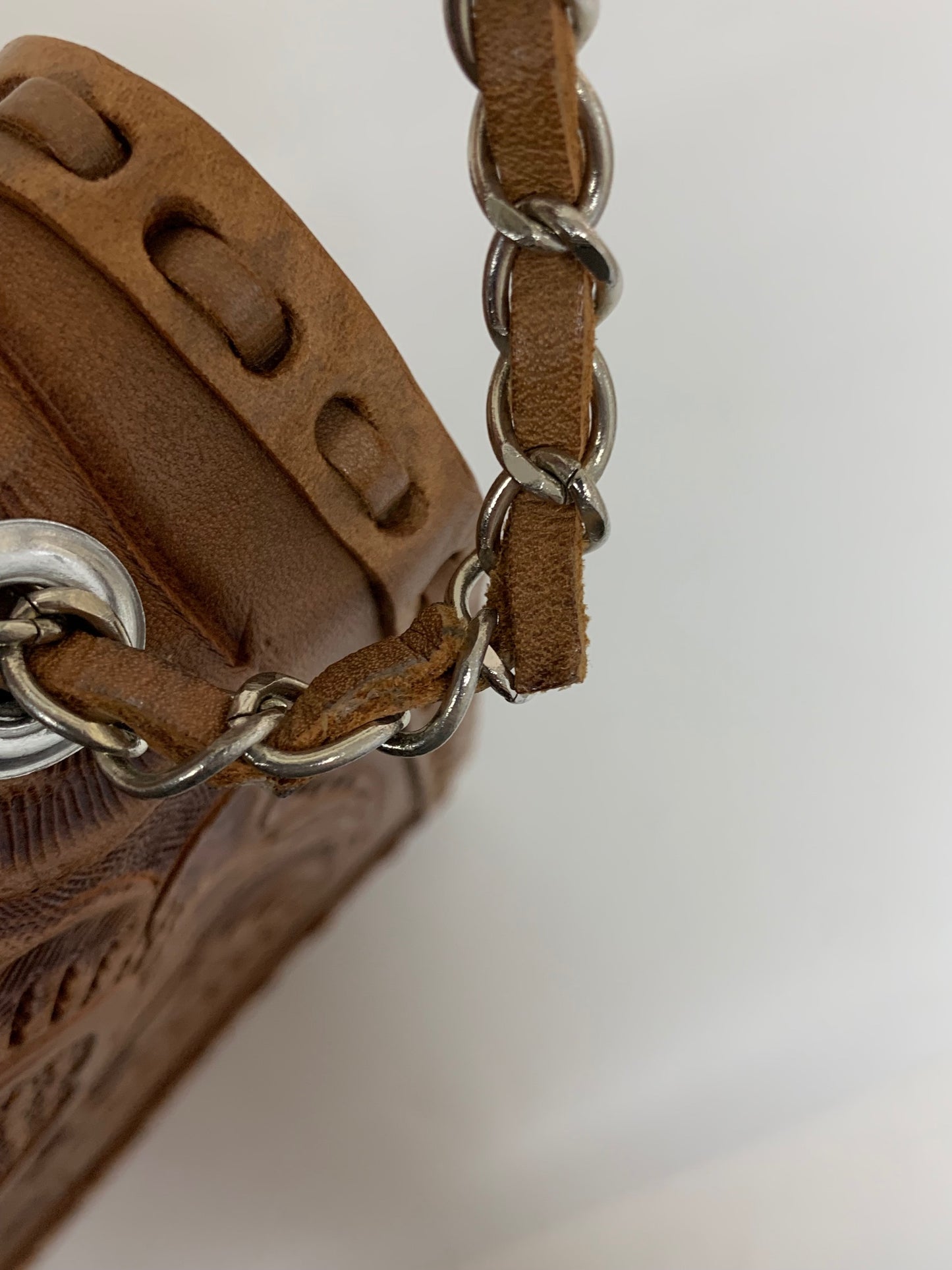 カービングトライブス ショルダーバッグ ブラウン チェーン ITQ22WY4CG18