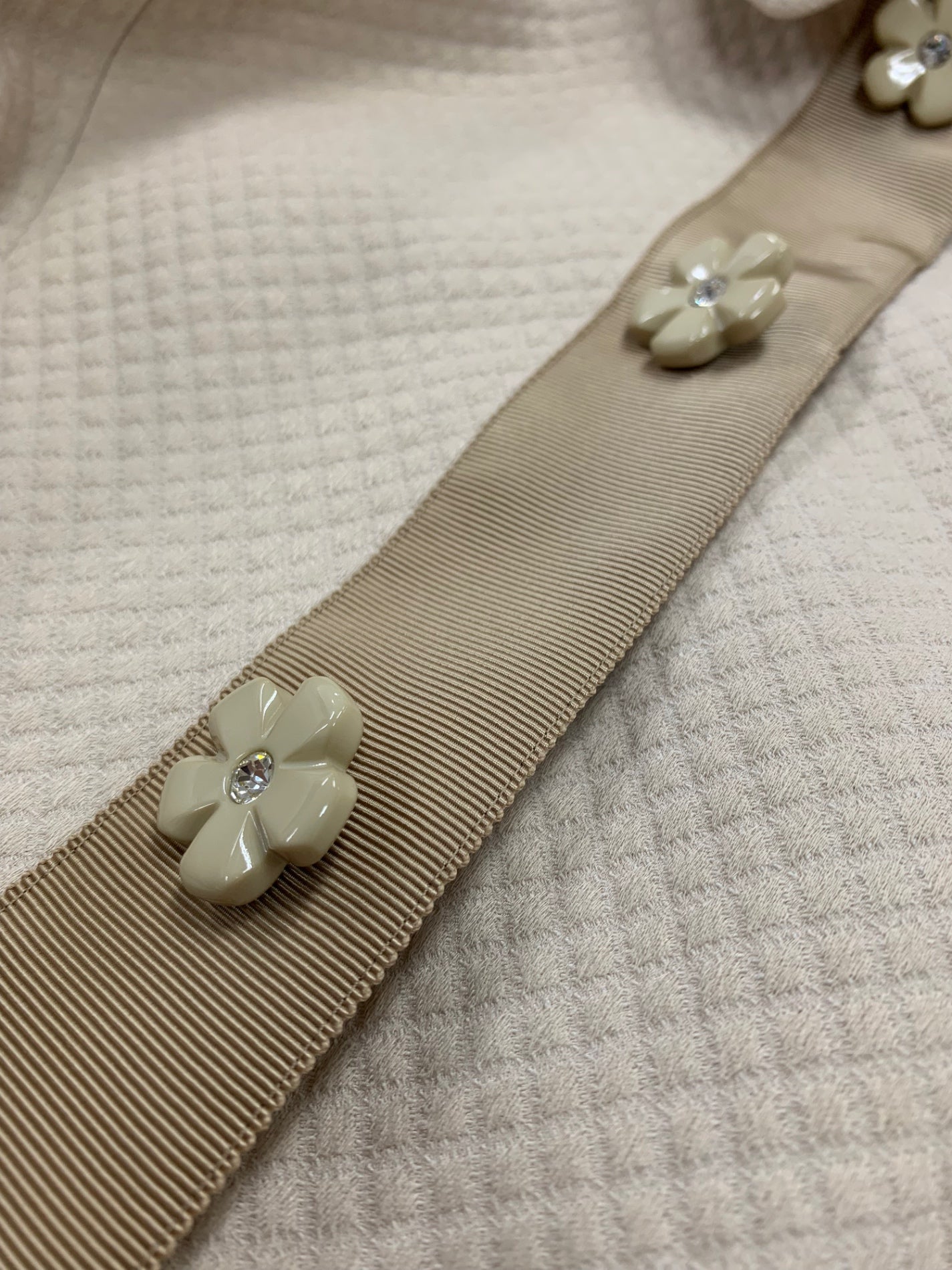 エムズグレイシー 511120 花ボタン付き正統派ワンピース 38 ベージュ グログランリボン ITBYX9WJYV88 【SALE】