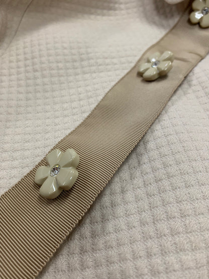 エムズグレイシー 511120 花ボタン付き正統派ワンピース 38 ベージュ グログランリボン ITBYX9WJYV88 【SALE】