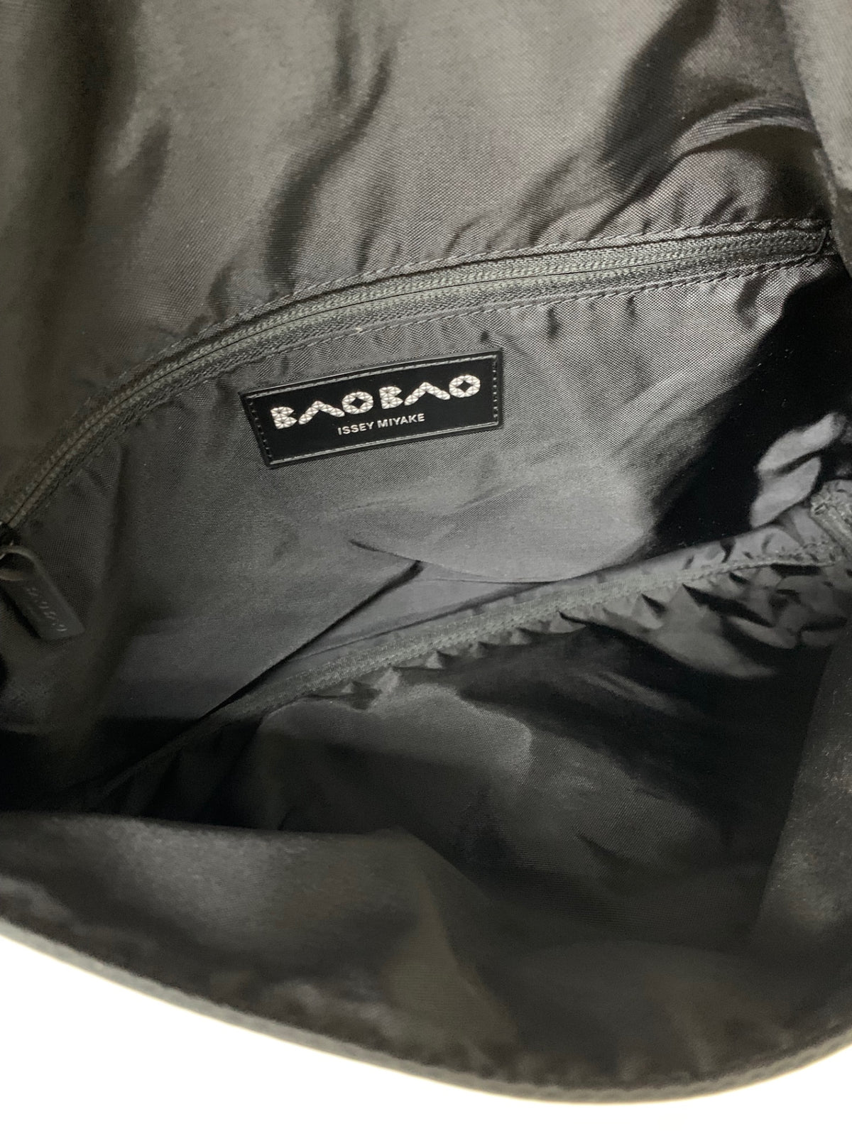 イッセイミヤケ バオバオ BAOBAO FROGGY BB67AG171 メッセンジャーバッグ ブラック ITB15QQBUM28