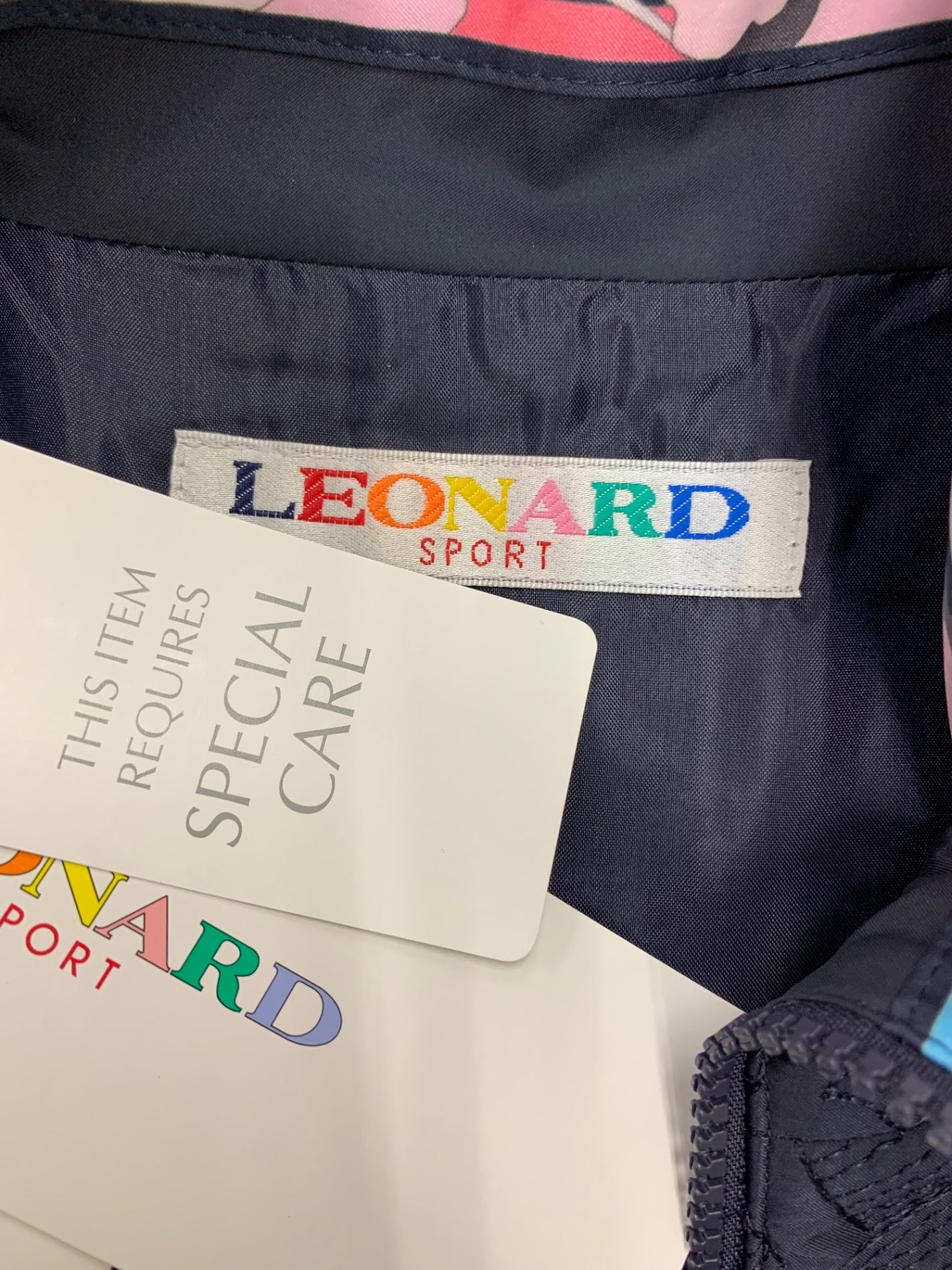 レオナールスポーツ 0566561 コート 38 ネイビー ジップアップ ロゴモチーフ ITARTA6JVMBK