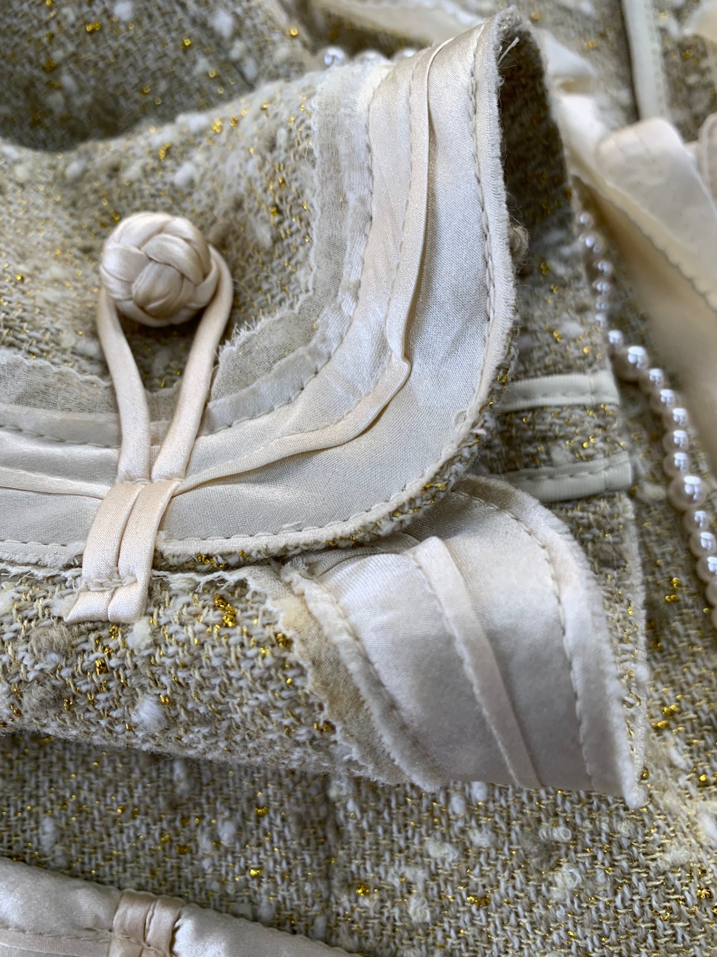 グレースコンチネンタル 04117901-3 ジャケット  36 ベージュ ノーカラー ツイード パール ラメ フリル ITLTUYD0X2BG 【SALE】