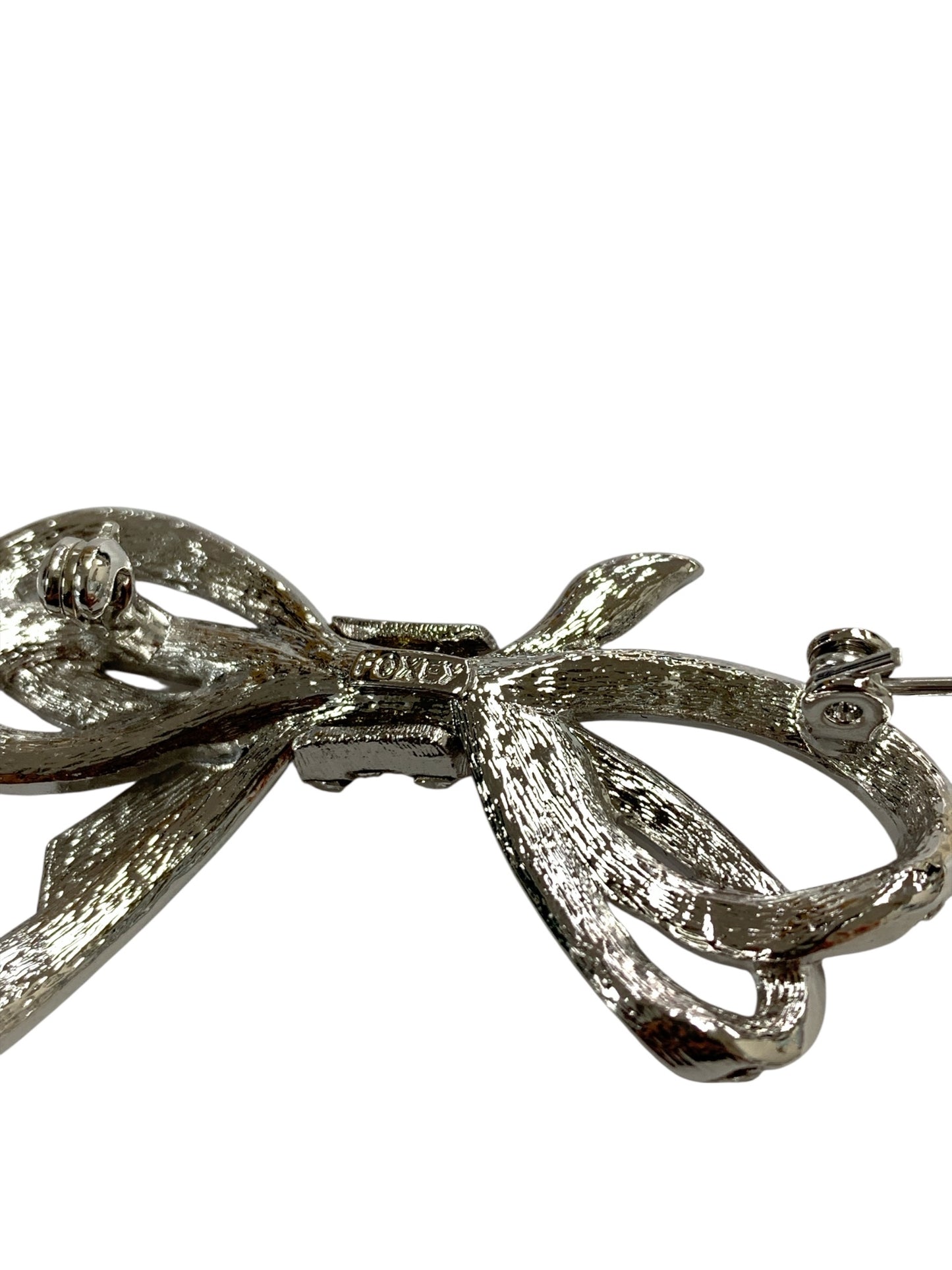 フォクシーブティック ブローチ シルバー リボン ラインストーン IT7VKYTM3DI0