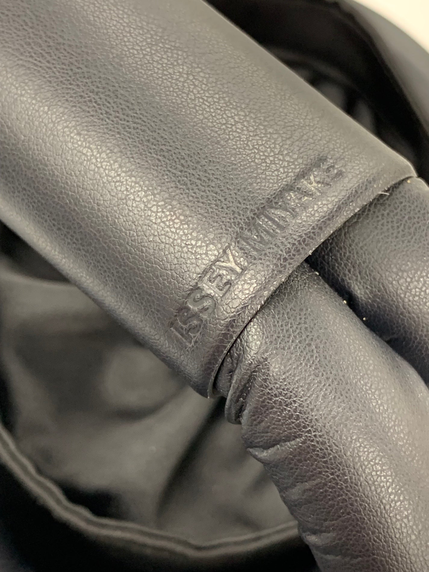 イッセイミヤケ ツイストブレッドハンドバッグ IM41-AG201-15 ブラック エコレザー IT642JTSRW7I 【SALE】