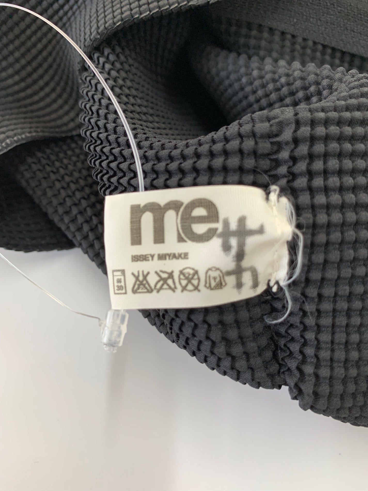 ミーイッセイミヤケ MI13FO002 ジップカーディガン ブラック ハイネック ダブルジップ ITE0XE4NNUCQ