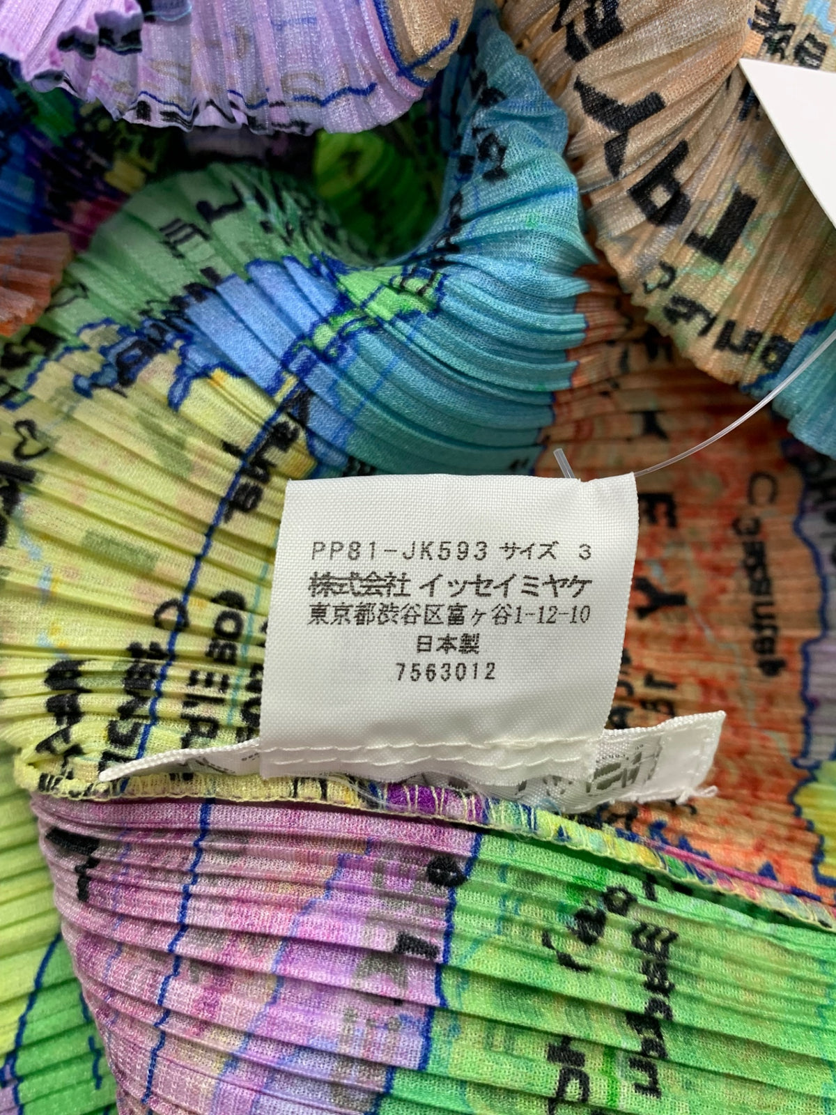 PLEATS PLEASE プリーツプリーズ イッセイミヤケ WORLD MAP PP81-JK593 世界地図柄 プリーツ ハイネック トップス ITOWW7EXKUYY