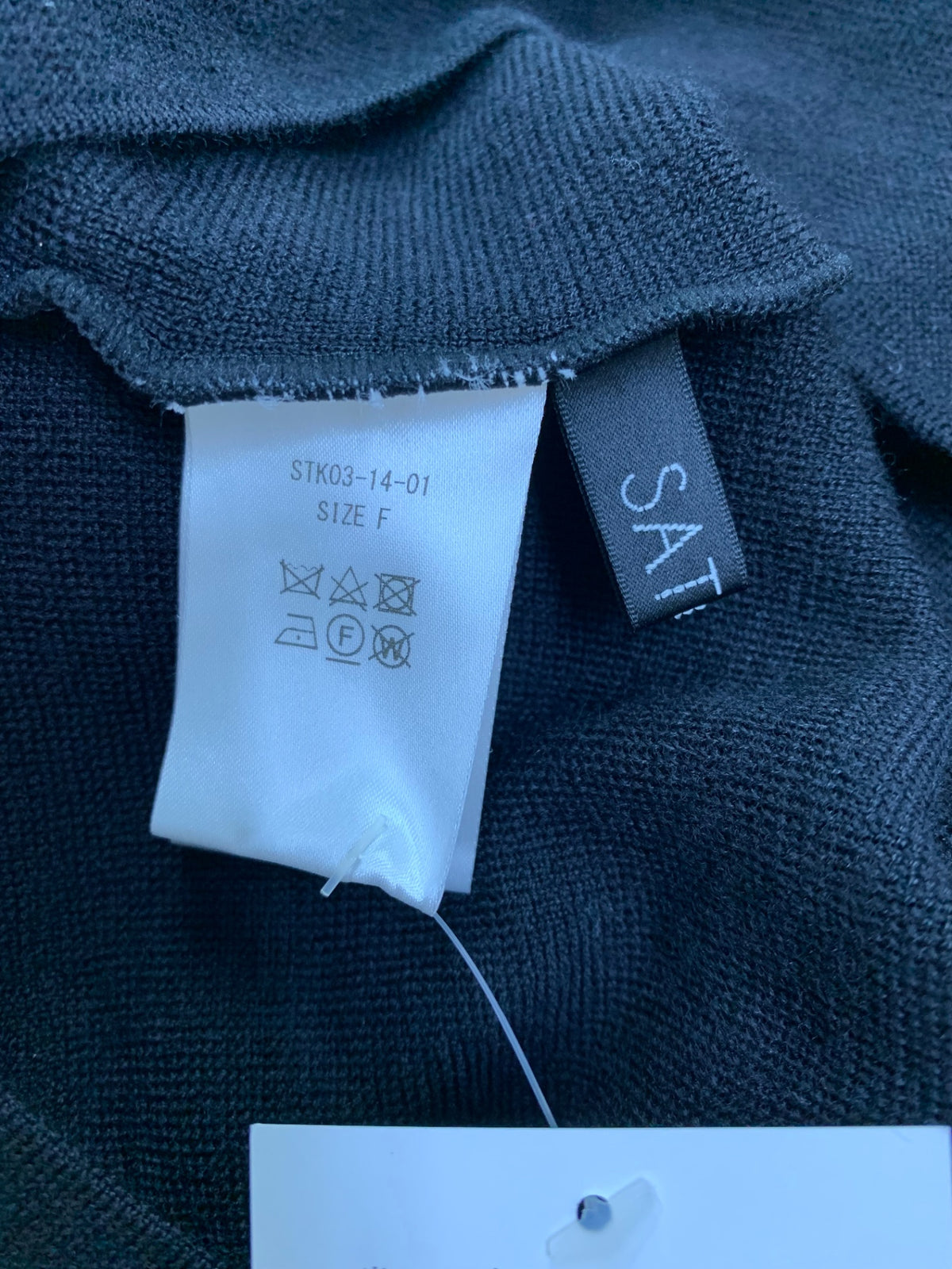 サトカ Freesia STK03-14-01 ニット F ブラック ドロップ型カットアウト 25AW ITVZJI8BQ1HG