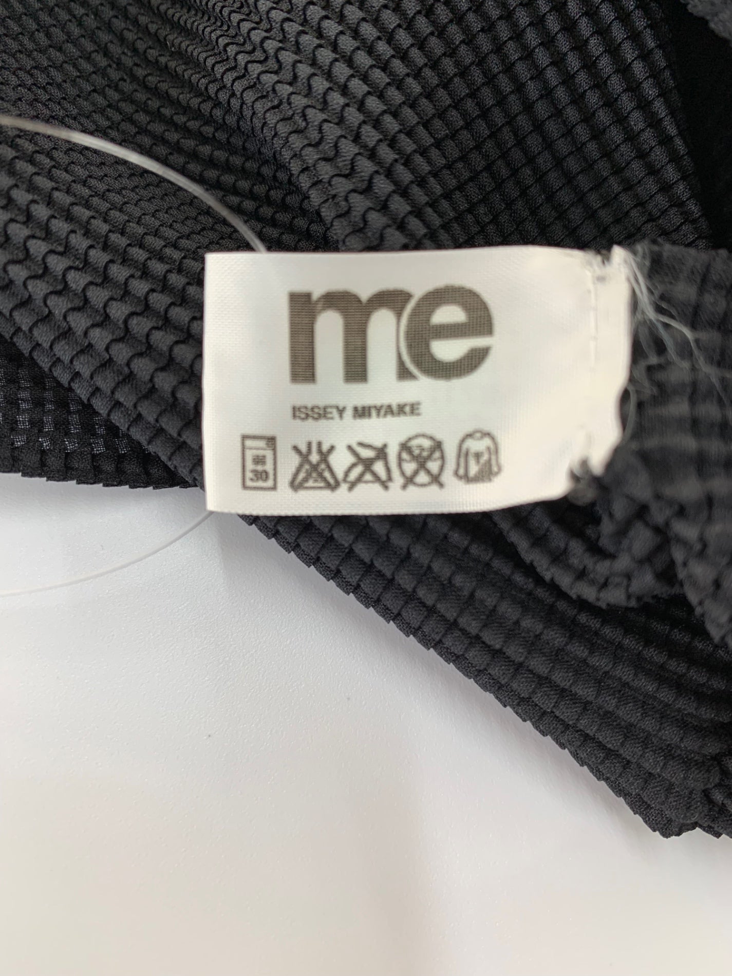 ミーイッセイミヤケ MI21FJ001 プルオーバー ブラック ボトルネック ワッフルプリーツ ITIRL77C9W3I