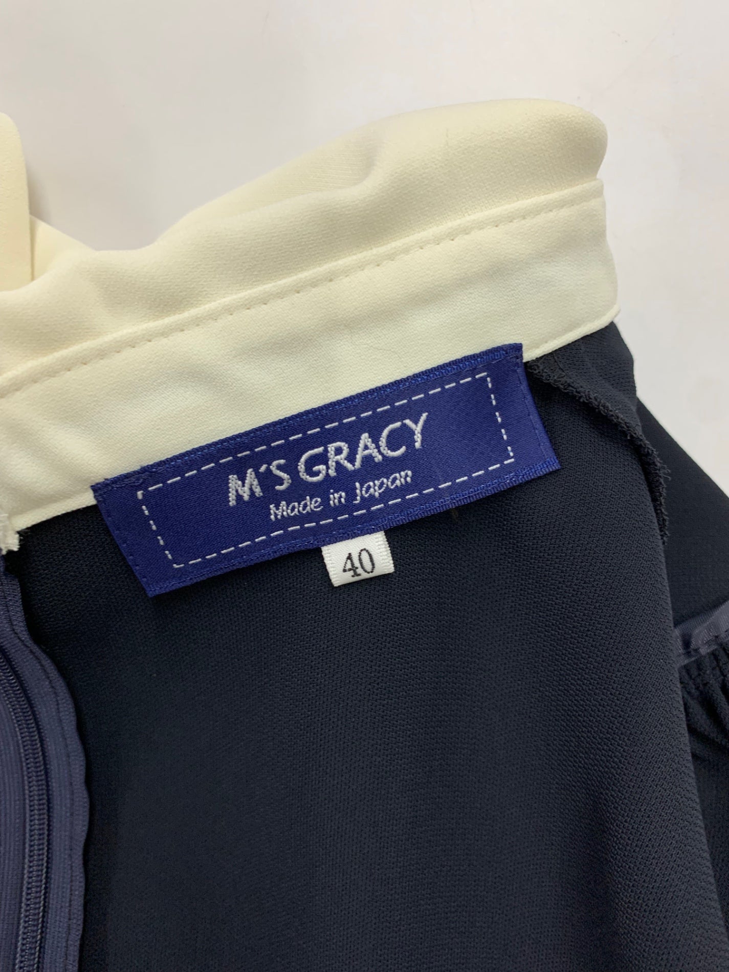 エムズグレイシー 410109 トップス 40 ネイビー 花ブローチ付き 白襟 IT42BD72RZE0