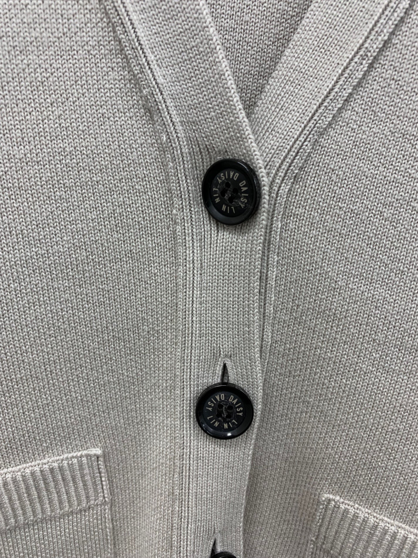 デイジーリン しっとりウールカーディガン アップタウンレディ 06737 38 グレージュ ITKEXR17VT2I