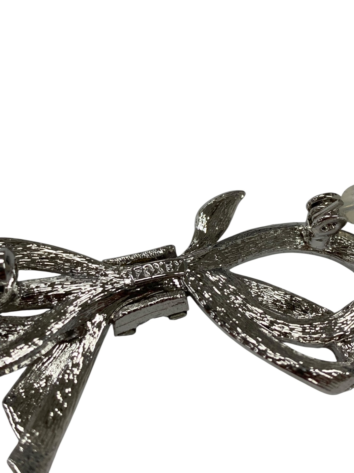 フォクシーブティック ブローチ シルバー リボン ストーン ITOCMHCCUGYK