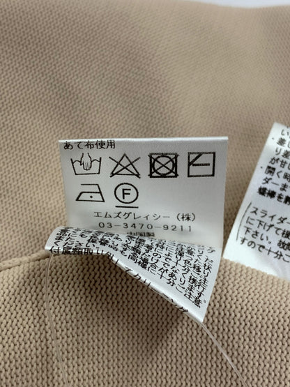 エムズグレイシー 318534 香水瓶ブローチ付きコンパクトジップニット 38 ベージュ ITK9RPMKQLE2