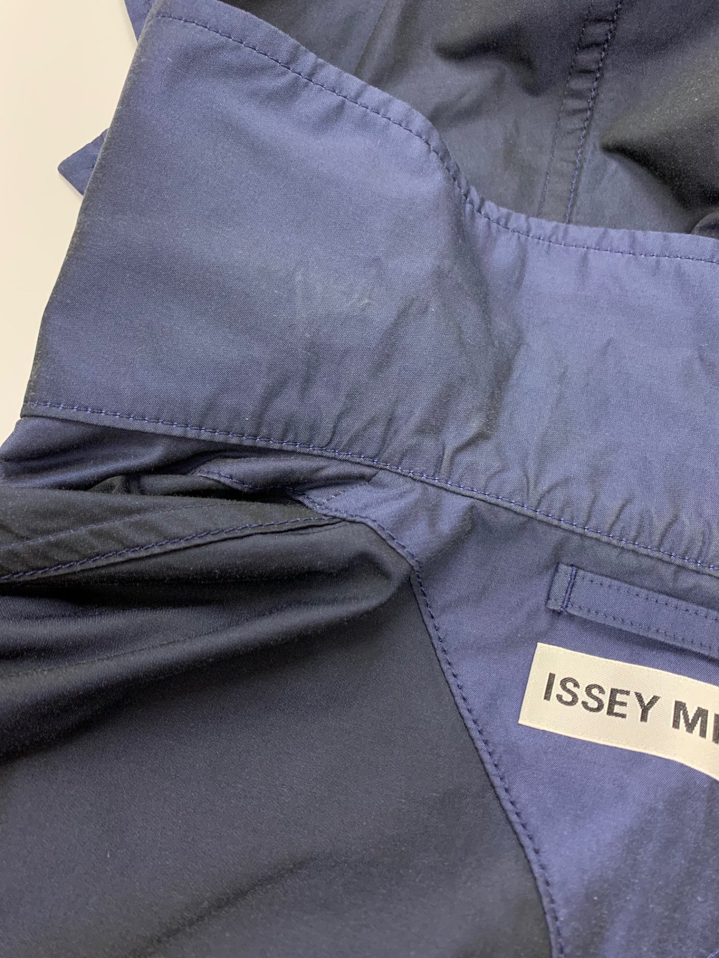 イッセイミヤケ シャンブレー テック コート M13FA048 2 ネイビー 形状記憶素材 撥水加工 ‘21AW IT3ZFZJ6SXAS 【SALE】