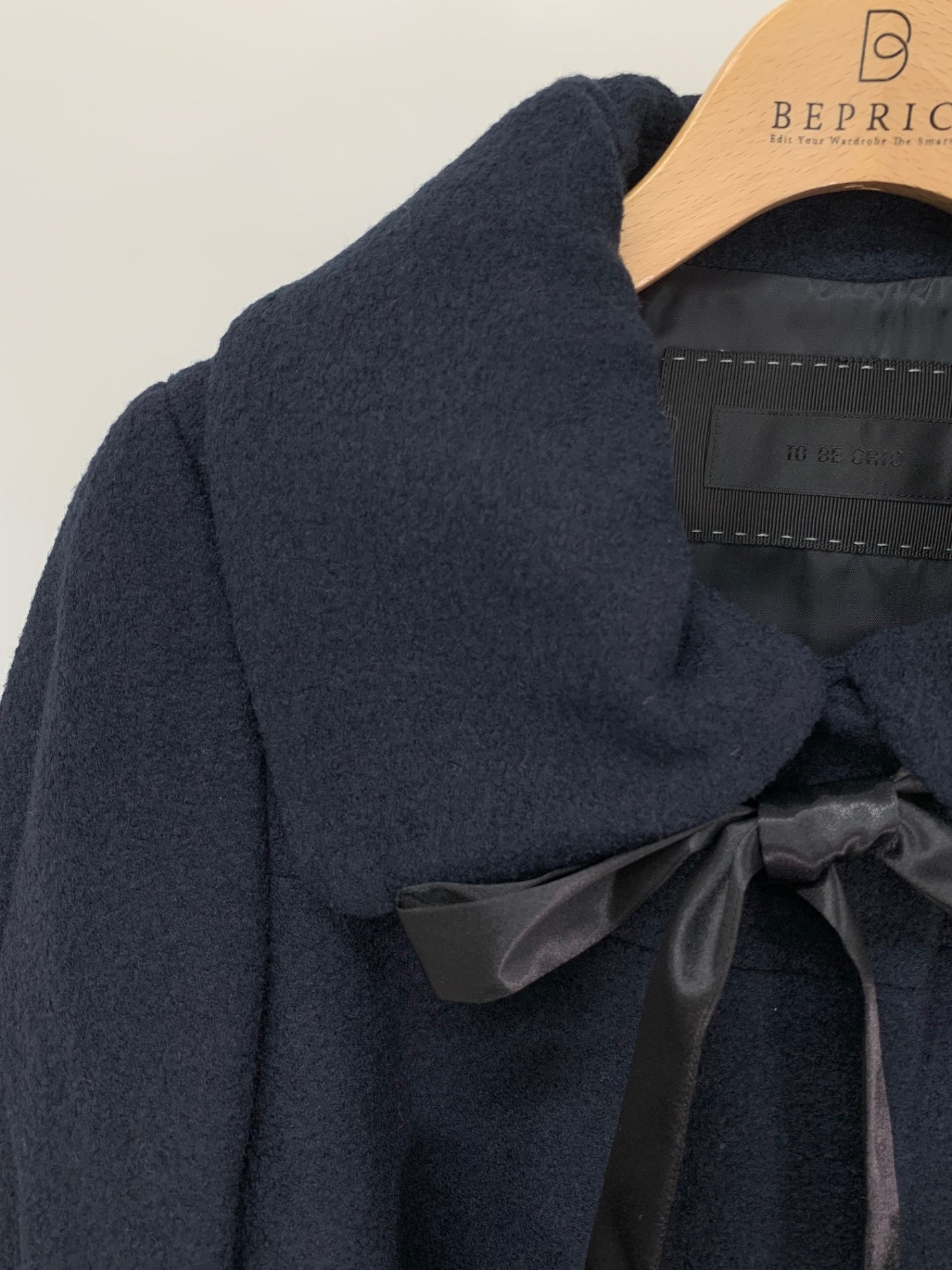 トゥービーシック W5B60-262-29 ショートコート 40 ネイビー ラビットファーポンポン付きリボン ITD6V0YJXOGE