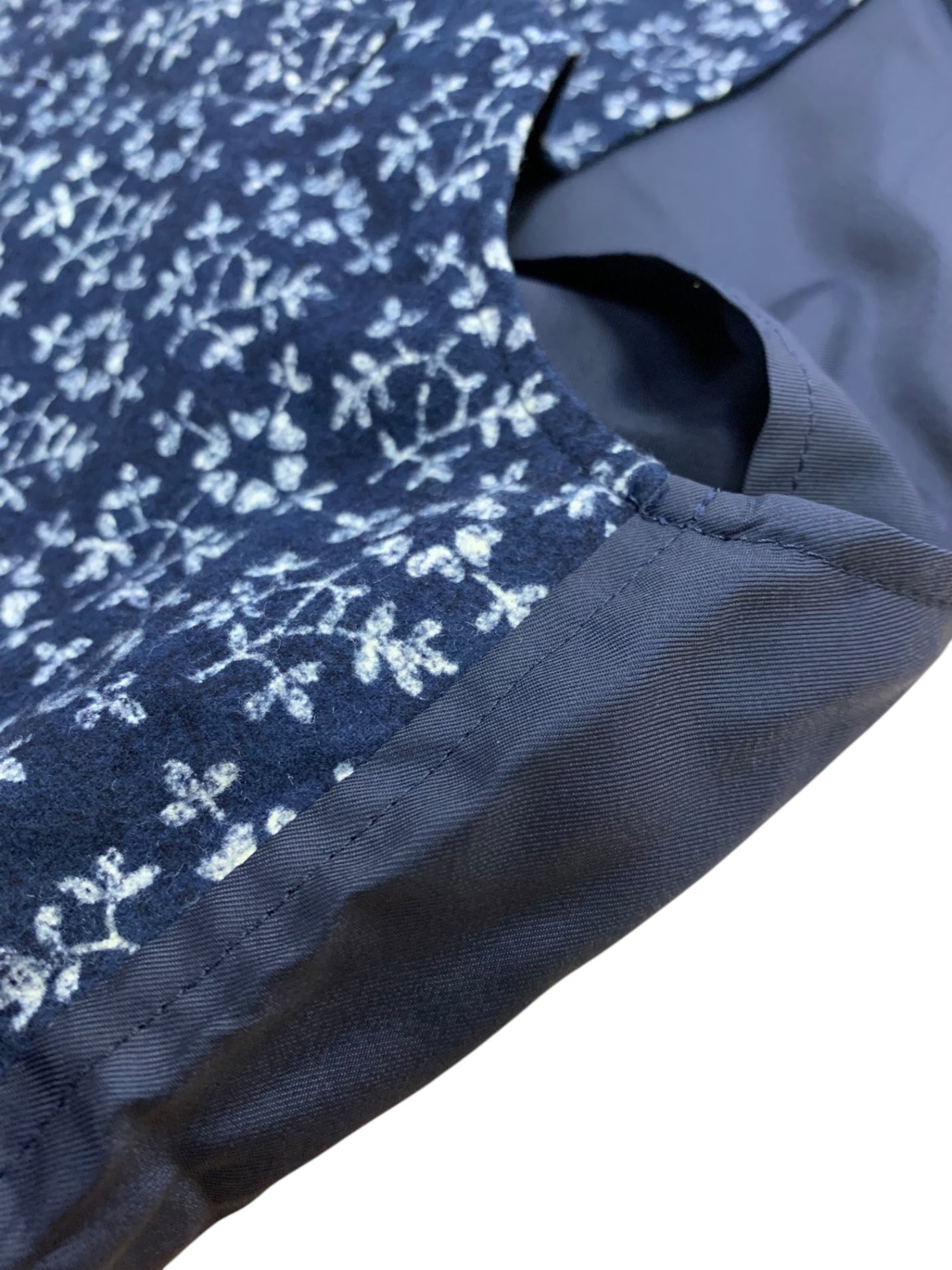 コムデギャルソン robe de chambre RV-080070 ジレ ネイビー 小花柄 フェルト生地 ITYMSL8WFK3K 【SALE】